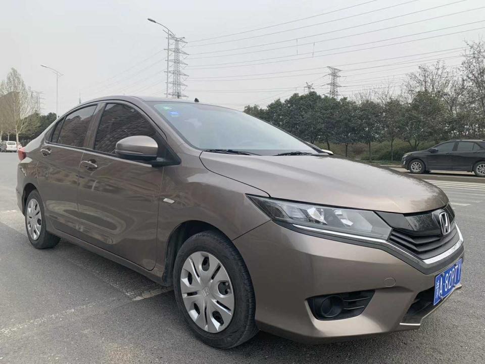 哥瑞-购车总价 | 当时买这辆车的时候的指导价是8.98万，店家给优惠了5000，上路总共差不多十万。这个价格对于我来说还是可以承受的。
同级对比 | 买车的时候和长安15车进行了对比，感觉这个车的性能稍微好一些，价格方面虽然稍微高一些，但是觉得贵一点有保障。
故障吐槽 | 感觉车子的配置比较简单，开车的时候噪音比较大，隔音效果不是很好，后排座椅没有安全拉手。就是胎噪声音比较大。
空间 | 空间还是可以的，后排座椅空间是够用的，后备箱的空间对于我来说也是够用的，买这辆车主要是省油，所以感觉还不错。
驾驶体