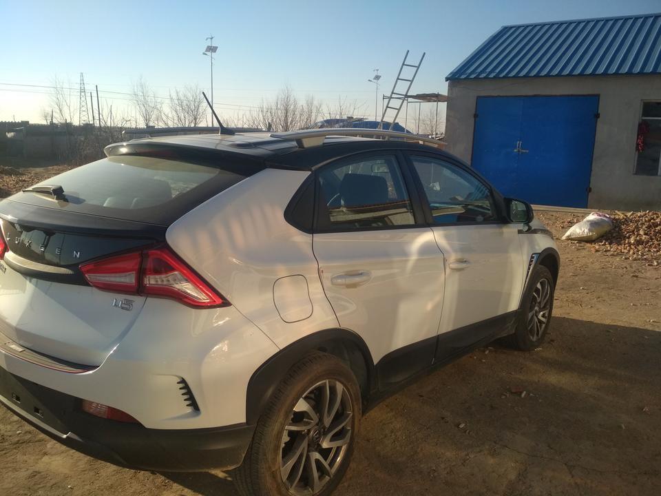 u5 suv-油耗百公里7.3，空间够用，没有网上说的那么不好，废油啥的，发动机动力够用。外观非常飘亮，配置非常高，性价比好，在十万以里值得购买的一款车，萝卜青菜各有所爱，只要自己喜欢就好，不要让车黑们影响了你买那款车。
