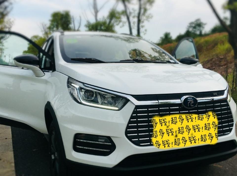 购车总价 | 裸车价9.39w。
同级对比 | 新能源新能源，只吃电不吃油，用车真的很省事，最满意的就是一点了，非常省钱，再有就是车型
比较小巧，接送娃上下学的时候也不怕拥堵了，在马路上跑可是很灵巧的，车大就很容易被堵着走
不了。
空间 | 空间其实是不大的，车身毕竟还是比较小I巧的，女性开着还是比较合适的，男同胞的话就会感觉有点小家子气了，我反正就是用来上下班和接送小孩，这个空间也是可以了的，平时出远门什么的可
以开老公的车子，小元只要能满足我们娘仁的空间就可以了！个子比较娇小，所以乘坐空间是没有任何问