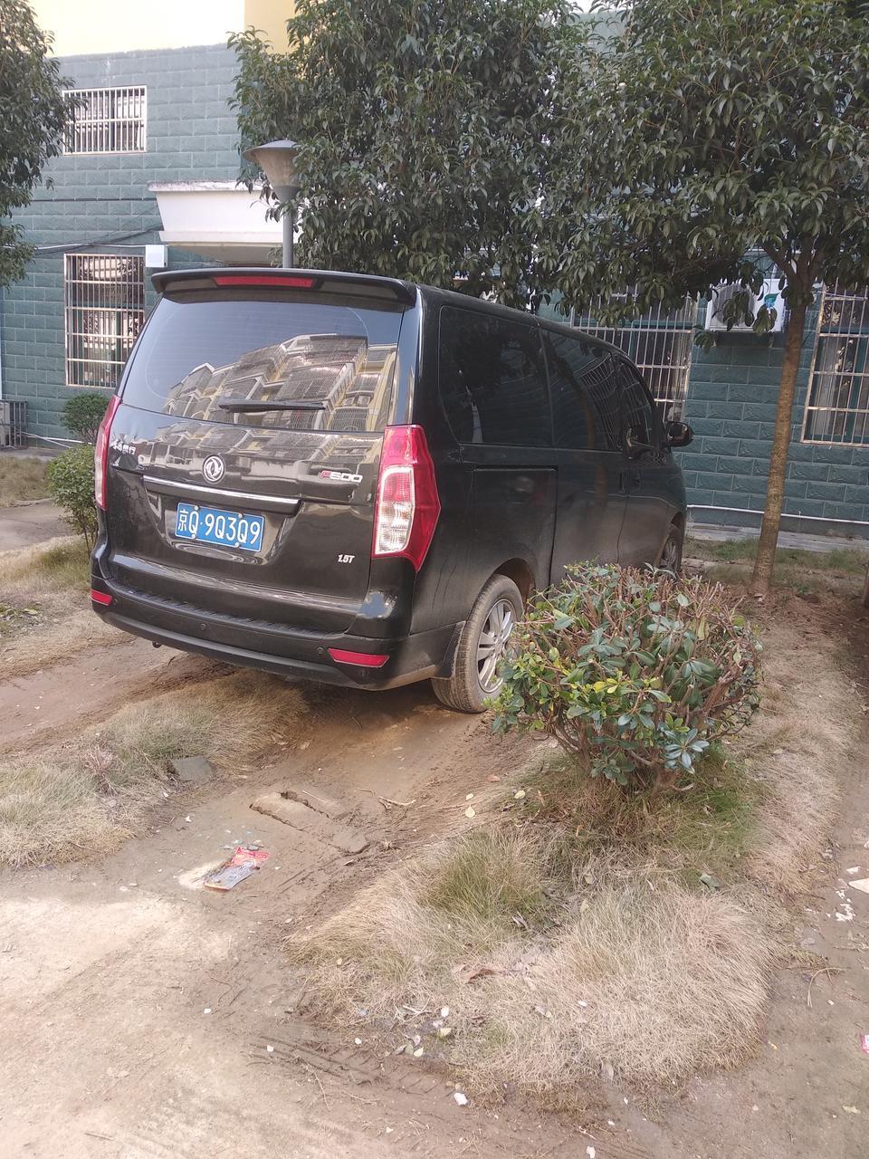 风行f600-我选本车空间比较大，相对比cm7小的，后排座位能收起，靠两边，如果中间2个座位像江淮M4一样，能转动换个方向，那就更好了，油耗能达到百公里9个。外观还可以，我选的是黑色的，看着比较大气。价格还能接受，十万元多点。一般打工者都能买得起。保养首保贵点，因为要换变速箱机油，后桥架机油。以后就好点了。