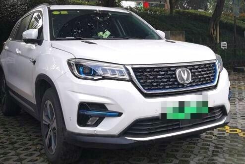 购车总价 | 裸车价19.74万，落地价20.38万。
同级对比 | 当时其实也蛮喜欢荣威ERX5的，但综合对比了长安CS75，发现CS75的动力还有空间都比荣威要更好，而且性价比还更高，外观也是自己喜欢了，最后果断选择了长安CS75PHEV。
故障吐槽 | 对于这款车最不满意的地方呢，应该就是车子的内饰做工太过于单调，没有什么特别优秀的地方。
空间 | 车子空间还算比较优越的，平时带着我家里人出门的话，购物的时候把东西放到后排他们坐在后排也不会太拥挤，所以给空间满分。
颜值 | 车子的外观设计的比较富有