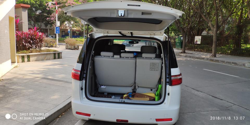 大7 mpv-市区天天塞车油耗12升，对于这么大的车属于很不错的了，空间很大，坐满7人一点都不挤， 尾箱空间还能放几个行李箱，高档又实用。