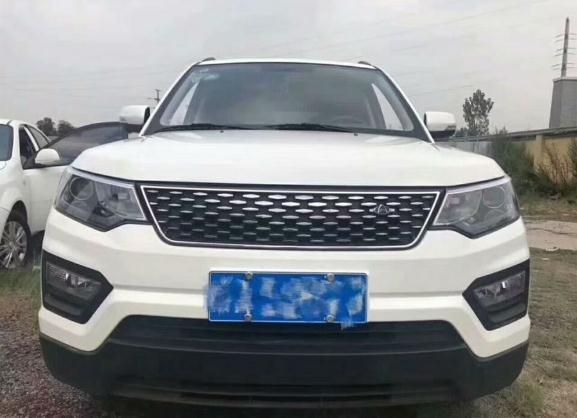 长安欧尚cx70-我已经是长安CX70的老客户了，趁着这个机会评价一下我的爱车，这辆车大概是在2018年4月份买的，当时裸车花了11万左右，下来一共花了13万，从买过来到现在还没有进行加装过，这辆车与东风风光580相比，它的油耗比较大，大约为8L/100km，但是爱车的变速箱为6挡手自一体，而东风风光580的为CVT无级变速，整体来说，我还是很满意的。
#外观气派 让我最满意的就是该车的外观了，第一眼看见就被吸引了，白色的走在路上，感觉非常的靚，回头率挺高的，开着这个车是真的有面子。
#座椅空间满意 一家