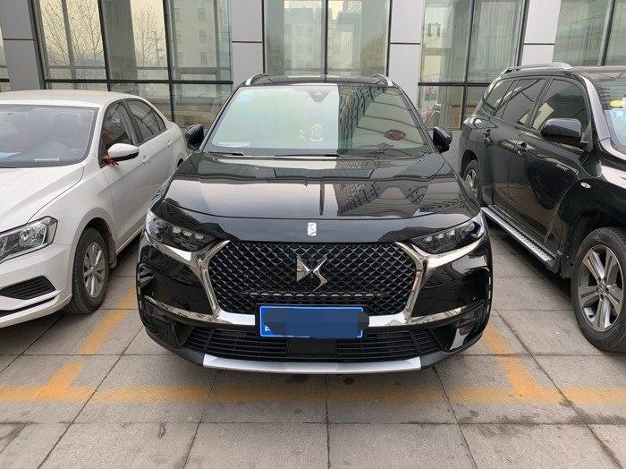 ds 7-颜值 | 最满意的当然是 ds7的外观了，完全符合了我对美的定义，犀利的前脸，酷酷的大灯，还有车内带有仪式感的氛围灯，很是满足了都，包裹式座椅也是很舒服了。高端大气的既视感，车子的线条超级吸引人，这也是这车回头率很高的原因，开出去很拉风，很满意了都。
空间 | 车内前排空间对于个人来说完全是足够的，后排空间也非常大，坐三个人是没有问题的，但最好的状态还是坐两个人，后备箱感觉有点小，并不能放很多东西，车扶手的位置能放挺多东西的。
油耗 | 毕竟是新提的车子，特别还是在城市开车，不仅拥堵还要开空调，