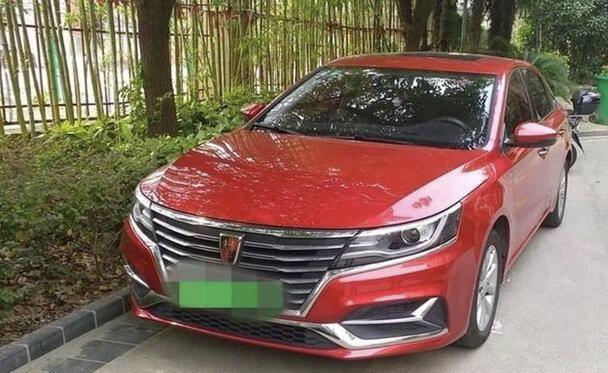 购车总价 | 这一款混动车裸车价格很14.8万，落地价是16.5万
故障吐槽 | 这一款轿车刚开始我还没有发现有什么问题，但是近来我妻子说这车胎噪声音怎么这么大。我仔细听了一下确实是这样，之前我还没有发现。
颜值 | 没买车之前，我就和我老婆商量咱不买黑的白的，买个别致一点儿的颜色，我老婆同意了，然后千挑万选选中了这款荣威的红色车。外观非常漂亮，红色也很正，而且油漆很亮。内饰设计也非常精致，应有尽有，配件齐全。
续航 | 它的充电速度还不错，大约5个小时左右就满了，而且续航时间也较长，百公里耗电达到12点