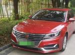 购车总价 | 这一款混动车裸车价格很14.8万，落地价是16.5万
故障吐槽 | 这一款轿车刚开始我还没有发现有什么问题，但是近来我妻子说这车胎噪声音怎么这么大。我仔细听了一下确实是这样，之前我还没有发现。
颜值 | 没买车之前，我就和我老婆商量咱不买黑的白的，买个别致一点儿的颜色，我老婆同意了，然后千挑万选选中了这款荣威的红色车。外观非常漂亮，红色也很正，而且油漆很亮。内饰设计也非常精致，应有尽有，配件齐全。
续航 | 它的充电速度还不错，大约5个小时左右就满了，而且续航时间也较长，百公里耗电达到12点