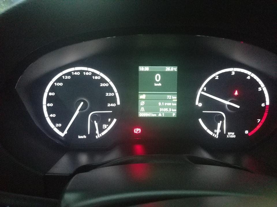 观致5-特喜欢5的外观，越看越喜欢，漆面做得非常亮丽，还比较厚；内饰简单不俗气；油耗市区9左右，高速7.5左右；动力满意，低速时顿挫明显，底盘结实放心。
