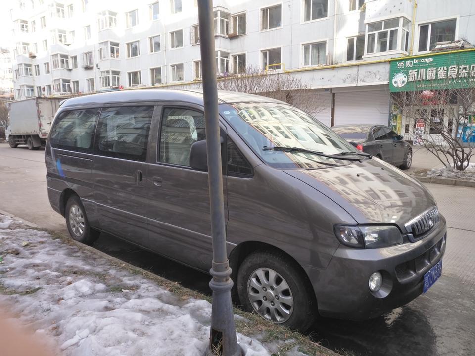 非常喜欢江淮瑞风商务车，老品牌，质量信得过！无论空间和驾驶舒适度都非常满意！开车视野开阔，是一家人一起出玩最好的交通工具！另外也可以拉一些东西非常方便。一直以来都想拥有！只是油耗大一些！其他的完全可以接受！