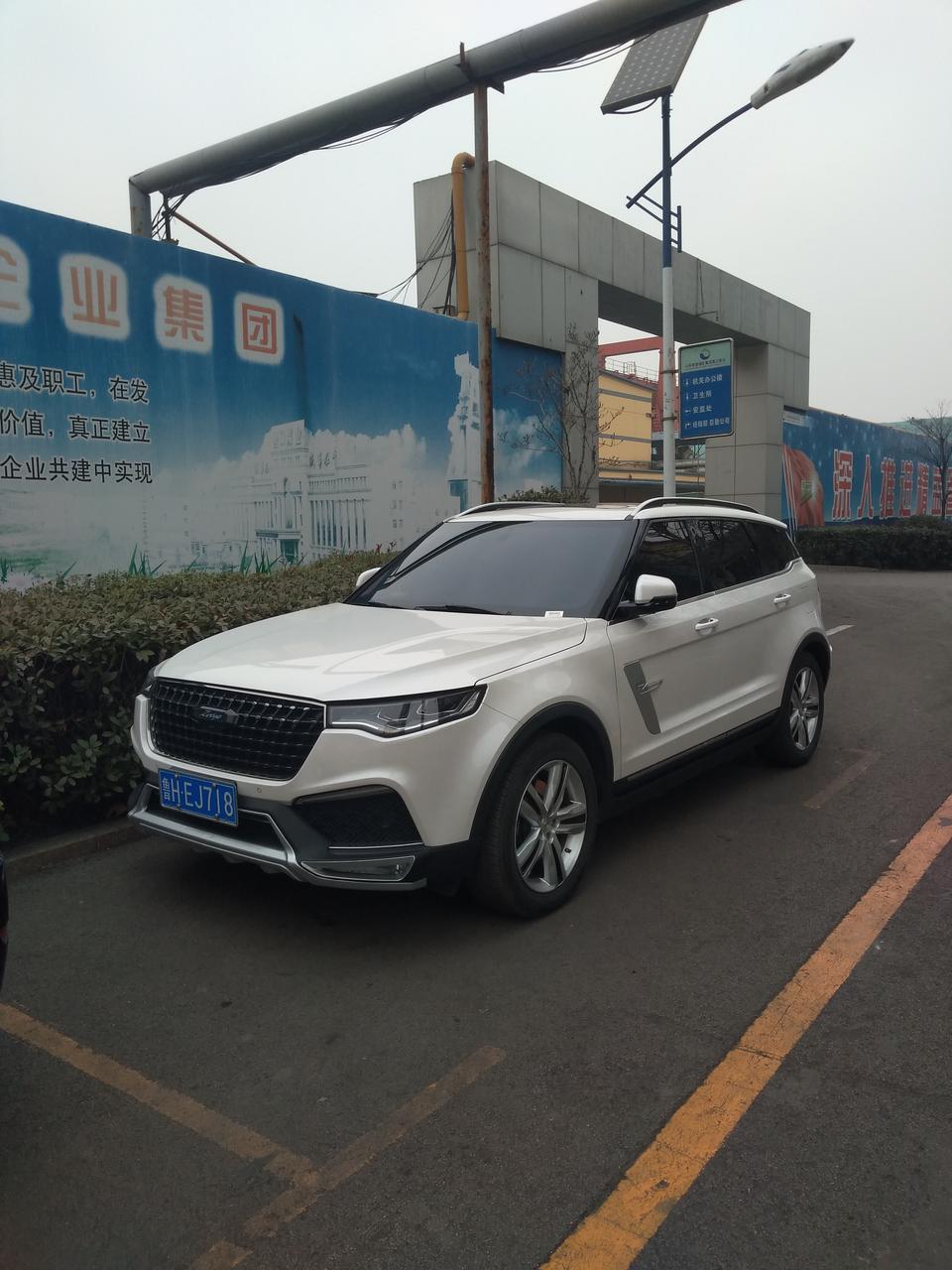 众泰T700的空间特别的宽敞，我1.8的个头坐在里面丝毫感觉不到压迫感，尾箱也足够的大，关键是后排座椅能放倒开拓展出更多的空间。感觉悬挂有点硬，走烂路不太舒服，车子摇晃的太厉害了，噪音控制的很不错，跑高速风噪也不是很大。这个外观绝对是个最大的亮点，设计的非常的动感前卫，内饰做工也很精致，配置方面也很厚道，各种高大上的配置也都带着了。油耗在市区的话大约得需要12个油，高速10个左右，感觉油耗高也是缺点之一了。