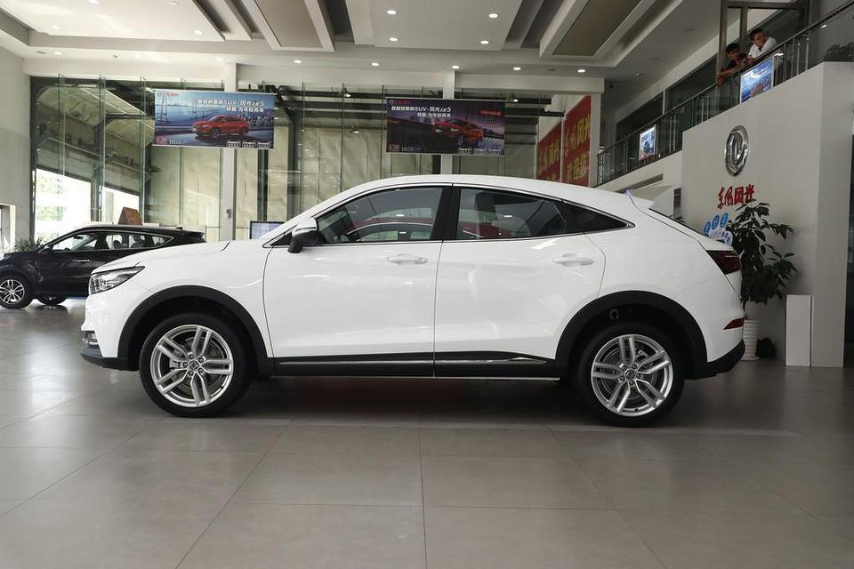 我买的是东风风光ix5这款车。因为是国五车。所以便宜了点。手动挡高配，全部落地也就13万左右吧。感觉是不错的。车子呢，开起来感觉马力有点不够。150匹马好像有点小了。把空调开起来。一点劲都没有。如果关闭空调的话，倒是不怕别人，主要是要涡轮介入工作。然后因为我是个实干型的人。不会像好些车友一样，买了车以后，新车不敢猛着开。我开车都是深踩油门，有多大马力，爆发多大马力。所以相应的这油耗就上来了。1.5 t涡轮增压的发动机。市区油耗在13个左右。高速没有跑过。应该能省点吧。然后咱们再说下操控。这个车吧，整体来说