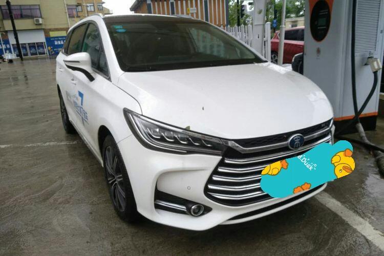 购车总价 | 裸车价19.2万元，4s店还赠送了不少车内的用品，总体来说这个价格还是可以的。
同级对比 | 考虑过长安欧尚A600EV，但是从外观来讲，宋MAX DM更有气质一些，比较合我的口味。
驾驶体验 | 这款车的动力很不错，起步速度比较快，高速行驶很稳，车不会飘，方向盘灵敏无虚位，还有就是座椅特别的舒适。
颜值 | 颜值比较高，车的设计造型很有特色，LED的车灯非常犀利，车身的线条比较流畅，很有肌肉感。
内饰 | 内饰比较简约，整体比较有科技感，方向盘上的功能键很齐全，使用起来也比较方便。
