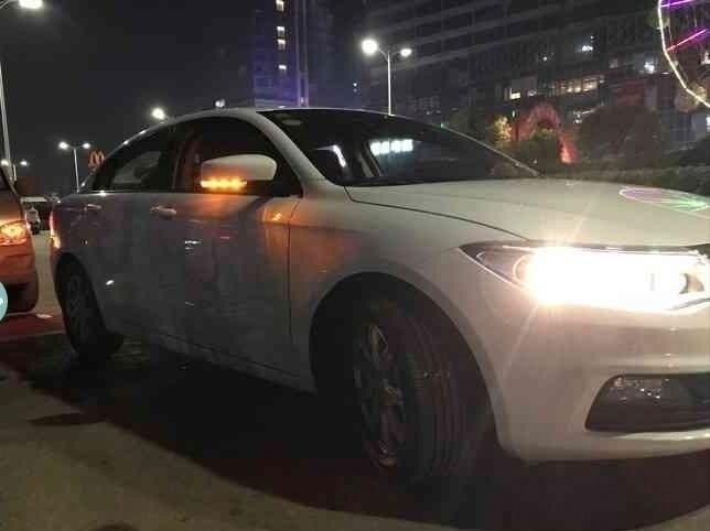 
购车总价 | 裸车价为11.37万元，落地价为12.6万元。
同级对比 | 跟很多车子比起来，观致3的安全，质量和外观都让我很满意，而且无论在价格还是外观方面都达到了我心中的要求，是一款很值得买的车子。
颜值 | 观致3的颜值设计风格是属于时尚耐看的那种，几年之前的设计，到现在在看依然不过时，线条设计饱满，给人一种安全感，后面的尾灯在晚上的时候从后面看是很醒目的，警示性很好。
空间 | 轴距2704，空间还是可以的，家里4个人坐进去还有多余，头部也还有一拳左右的空间，后排也能放平，这样带一些大件物品也能