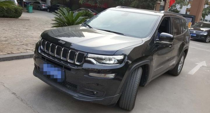 购车总价 | 买这辆Jeep指挥官的时候裸车价是26.6万，最终以29.4万的落地价拿下了，对于这个价格还是比较满意的。
同级对比 | 其实一开始是想买福特的撼路者的，但是到了店里实际对比之后感觉撼路者有点显着臃肿，最后和家人商量了一下选择了这款Jeep指挥官。
空间 | Jeep指挥官作为一辆5门5座的中型SUV，它的内部空间还是非常让人满意的，坐在里面感觉非常宽敞。
颜值 | Jeep指挥官的颜值自然是不用说的了，自己本身就是一个颜值控，所以对于车的外形还是非常在意的，这辆指挥官非常符合我的审美。
油