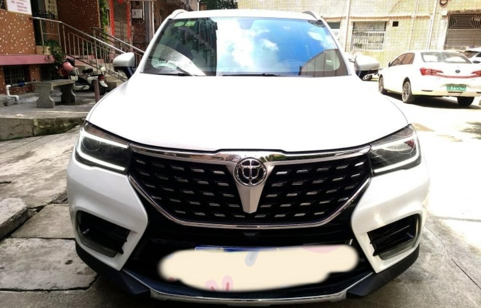中华v7-购车总价 | 裸车13.19w，落地15.28w。
同级对比 | 看了挺多国产同级别车型，长安，猎豹，吉利等，但中华的外观是最让我满意的，属于一眼看中非要不可的那种，最可喜的是他用了宝马发动机！动力非常强。
空间 | 接近4.8米的车身长，1.9米的车身宽，内部空间非常大，前排头部腿部空间都非常合适舒服，后排空间也很可观，可以坐任何人不拥挤，车内储物空间和后备箱容纳空间也很大，可以满足一整个家庭使用。
内饰 | V7的内饰很简单，很成熟，没有外观那么吸引人，不是很时尚，但是是我喜欢的风格。
油耗