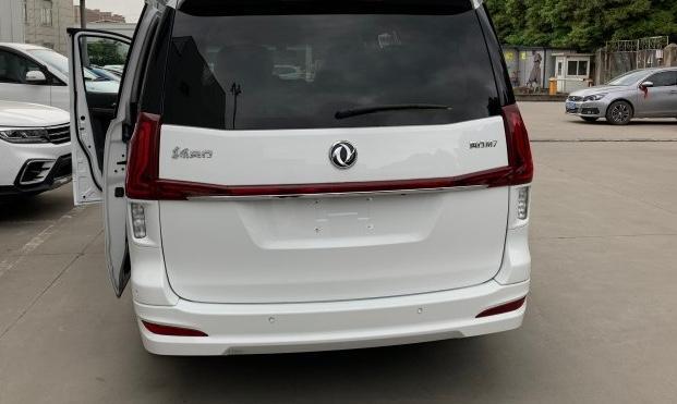上汽maxus g10-同级对比 | 之前看了下大通汽车的G10，两款汽车，其实我都挺喜欢的，但是综合对比一下，感觉还是风行配置更好一些。
购车总价 | 当时裸车价格是17万，办完之后19万，这个价格还是可以的，毕竟车也大啊。
空间 | 空间大，最满意的，座椅也很舒服，设计的比较贴合人体结构，坐时间久了也不觉得很累。
油耗 | 一般市区在12个这样吧，稍微高一点，其实对比其他这样的车来说，是正常的，高速省，10个吧。
