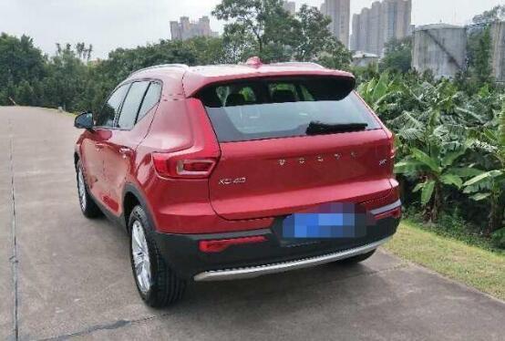 沃尔沃xc40(进口)-2019年2月终于顺利迎娶XC40，裸车32.18万，落地36万1。买车是就奔着XC40去的，从小就有沃尔沃情节，在人生第二辆车终于圆梦，但作为对比还是看了Q3、Q5还和GLA，都没有XC40带给自己的踏实和安全感。油耗：磨合期将近10个，但上下班高峰期速度起不来，又是四驱，相比同级别SUV还算可以，后期应该会降一些。内饰：做工还算讲究，用料也比较厚道，整体风格是我喜欢的简约风，前排储物空间很大，不过隔音没我想象的好。驾驶体验： 因为车身不大，所以驾驭起来很灵活，小巷穿梭随心所欲，