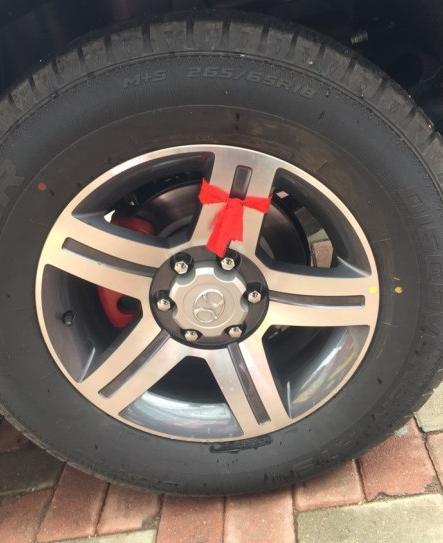 购车总价 | 裸车40.2万，落地价44.7万，价格也不算贵，在可以接受的范围。
同级对比 | 我在购买这款车时也考虑过普拉多，也都去体验了一下，虽然两款车价格相差不大，但是这辆车更大气一些，家里人也都很喜欢，所以就买了这款。
驾驶体验 | 这款车发动机是2.3的，动力很强，百米加速很快，上高速基本能在160KM左右，这样的车确实很适合越野。
空间 | 5门4座的SUV空间也没有问题，后备箱放两个大狗笼还有很大的空间，基本是出门旅行是没有问题的。
颜值 | 这款车身线条很好，方正高大的外观很有排面，开出去