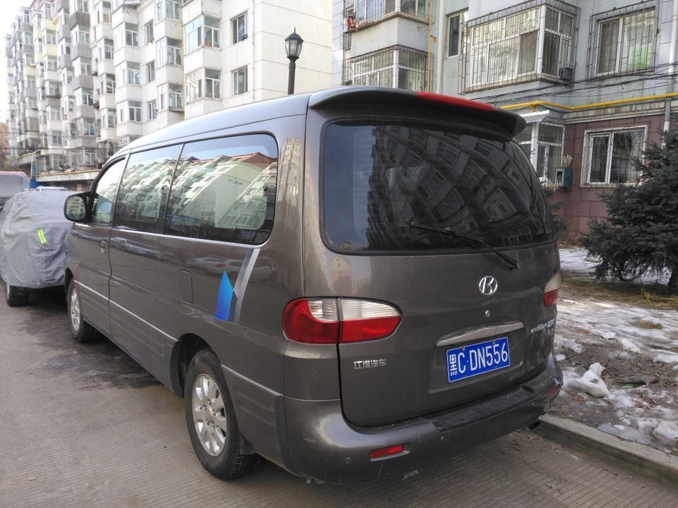 非常喜欢江淮瑞风商务车，老品牌，质量信得过！无论空间和驾驶舒适度都非常满意！开车视野开阔，是一家人一起出玩最好的交通工具！另外也可以拉一些东西非常方便。一直以来都想拥有！只是油耗大一些！其他的完全可以接受！