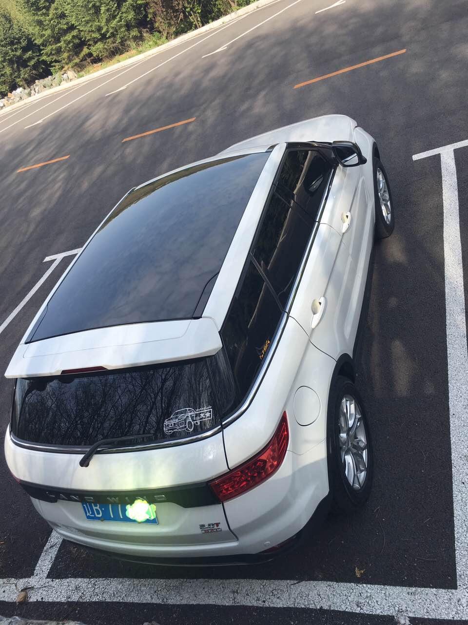 陆风x7劲越-❤️爱车油耗：小七是2.0T的涡轮增压所以油耗偏高些是我预料之中的，现在不到3万公里的平均油耗表显示14.7，但是我实测夏天不打空调1元一公里，冬天在1.3元一公里，不过根据路况所定吧！每天我3公里的上下班车程属于磨地头，车的水温表没有热我到家了。
❤️空间：城市中的SUV这辆小越野空间前排够用，无论是驾驶还是副驾驶都有足够的伸腿地方，后排的空间不算宽敞，因为高个子进去后腿能碰到前座，靠背的角度对于长途旅行不算舒适，后排最爽的莫过于全景天窗在眼前。
❤️动力：车身1.7吨刚起步有点肉肉的，毕