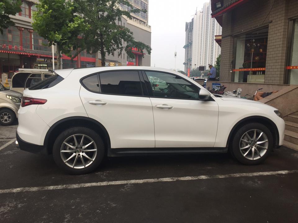 
说一下我的车价:落地26万5，现在略微涨价，性价比爆棚，和2019款只差一个carplay
配置:2.0T FCA发动机，碳纤维传动轴，全车铝合金底盘，采埃孚8AT变速箱，前双叉臂后多连杆，无钥匙启动，全景天窗，这组合没的说，超值！关键是可以选配换挡拨片，超跑配置！精英版与高功率版硬件完全一样，刷ECU变身310p怪兽！缺点就是换拨片要6000块，刷ECU又要6000块。非常贵。硬件不需要改变，纯粹软件调试。建议3年后过了保修期再刷。
外观:意大利美学，牌照挂右侧，个性无比，骚得很。和GLC几乎一样大。