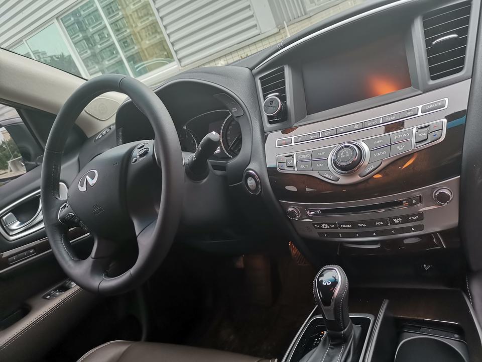 英菲尼迪qx60-今年五一车展订的车，起初在沃尔沃XC90和QX60之间犹豫，试驾后毫不犹豫选定了QX60。喜提爱车半月有余，油电混合，平均油耗不到10升每百公里，动力十足，提速快，内部空间够大，外观大气，非常适合全家人出行，开着觉得这个价位超值，很喜欢！！
