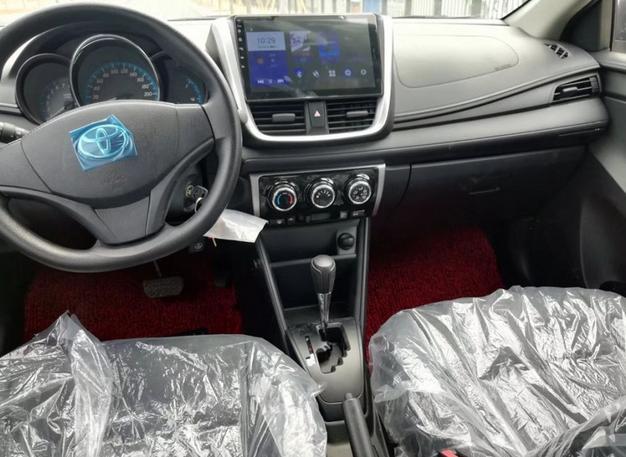 yaris l 致享-购车总价 | 裸车价格9.28万元，比原价优惠了0.3万元，购置税，保险等等，大概花费了1.5万元，整车的落地价不到11万
同级对比 | 同级别我对比的是大众的polo，觉得polo的空间没有致享的大，而且外观上致享更好看，所以购买了致享
故障吐槽 | 我这款车刚提回来不到一个月的时间，暂时没有发现有任何的故障毛病，丰田的车质量很好，后期估计问题也比较少
空间 | 家用来说，空间还是比较足够的，正常的驾驶后排的乘坐都没有什么问题，同级别里他的空间也是比较大的，腿部空间跟头部空间都比较