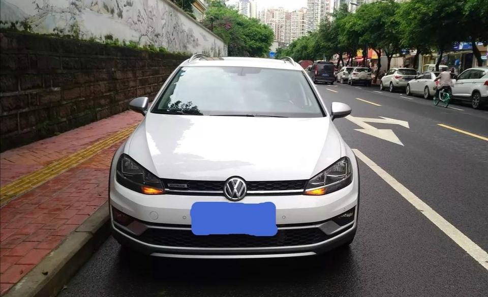 内饰 | 内饰保持大众一贯的风格，整体布局没有大的变动，安全配置一应俱全，这点值得点赞，座椅是布制的，我是比较喜欢的，布座椅比较透气。
油耗 | 现在还在磨合期，油耗8.2L/100km，这个数值挺友好，磨合期过后再看看油耗。
驾驶体验 | 之前听车友说动力后期跟不上，我开了一个月，觉得完全没有动力跟不上的情况，方向盘操控起来顺手，转弯的时候没有虚位，1.8T加上双离合，够用了。
空间 | 后备箱装三四个行李箱都够，乘坐空间一家四口绝对坐的妥妥的，一点也不拥挤。
购车总价 | 裸车购买价16.07万，落地