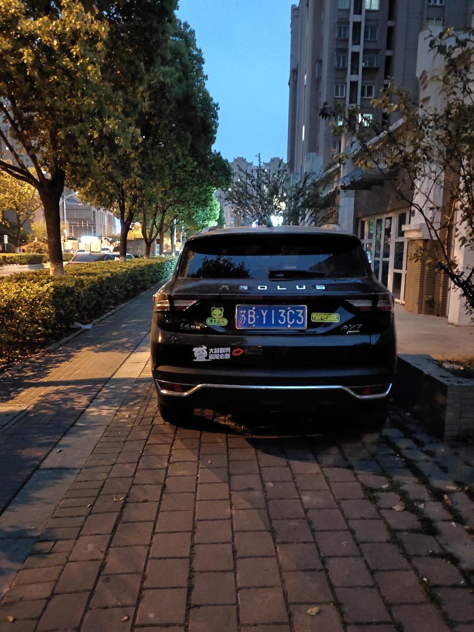 购车总价 | 裸车价11.99万，刚出当时没优惠，就送了个脚垫贴膜
同级对比 | 除了桑塔纳，吉利博越就试驾了2分钟左右吧，这个我没法说；坐过同事的众泰T600，2.0排量的，后排没AX7舒服，众泰偏硬。
故障吐槽 | 出现过倒车无影像，那是上好牌过后第一次开车发现的，后来去4S搞定的；中期出现少2功能，陡坡缓降语音开启天窗，也是去4S弄得；在后面就是天窗反复关几次，去4S打了润滑剂，好了后面我没试。
空间 | 空间这个总体满意，后排空间大，对于长途来说，对于乘客是个不错的体验。
颜值 | 就是好看才买的