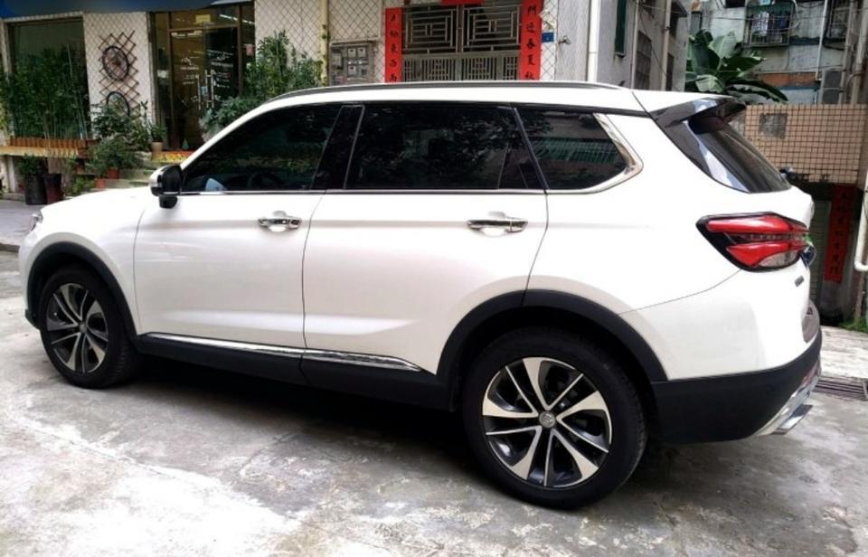 中华v7-购车总价 | 裸车13.19w，落地15.28w。
同级对比 | 看了挺多国产同级别车型，长安，猎豹，吉利等，但中华的外观是最让我满意的，属于一眼看中非要不可的那种，最可喜的是他用了宝马发动机！动力非常强。
空间 | 接近4.8米的车身长，1.9米的车身宽，内部空间非常大，前排头部腿部空间都非常合适舒服，后排空间也很可观，可以坐任何人不拥挤，车内储物空间和后备箱容纳空间也很大，可以满足一整个家庭使用。
内饰 | V7的内饰很简单，很成熟，没有外观那么吸引人，不是很时尚，但是是我喜欢的风格。
油耗