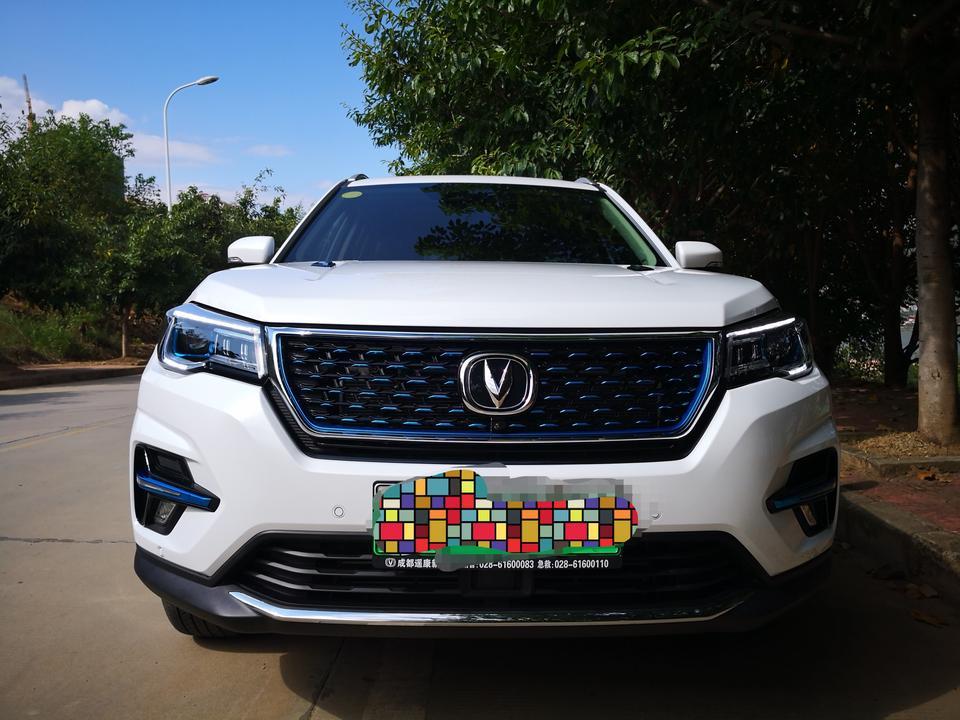 宝马5系-外观方面：CS75PHEV采用2018款全新CS75系列车型作为基础打造。车身长度达到4650mm，2700的轴距为整车提供了良好的操控性和乘坐舒适性。动力方面由于是在新款CS75平台上改造，换装了全新的变速系统和电驱系统，整车装备质量达到了2020kg，不过，得益于370KW的大功率，对加速和行驶没有丝毫压力。新车采用了全新的油电混动控制系统，再发动机和电驱系统切换时或者发动机介入工作时几乎无感，随之而来的是澎湃的动力输出。油耗方面综合油耗能控制在7L/百公里。综合电耗在5kwh/百公里。
 