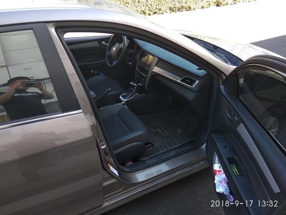奔腾b30-30的性价比我觉得还可以，价格优势明显。          
油耗很低，百公里7个油左右，我觉得主要在车身轻量有关，挺满意                                            
操控性能挺好，转弯稳定，指向精准，易操控               动力够用，家用代步车，加速起步还都可以，只要深踩油门，提速还是很快的                       
空间是我觉得他的缺点，装东西和乘坐都一般，不宽，舒适感很差，前排乘坐不太舒适，后排坐3人就更加拥挤了