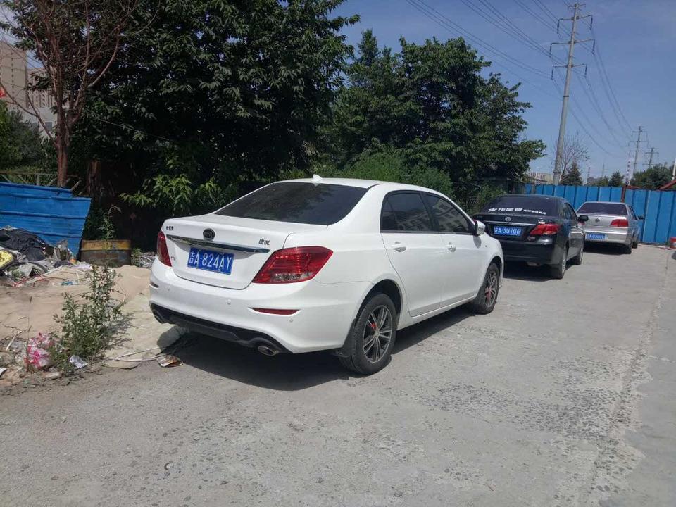 速锐-优点:这款车的性价比非常高。外观漂亮，流线型的设计非常具有年轻的气息，轮毂非常漂亮，前侧大灯和尾灯做的也非常好，和车的整体衔接天衣无缝，浑然天成。乘坐空间满意，整车虽然不大，但车内空间够用，前面空间非常大，驾驶及乘坐舒适感很强，后排也很宽敞，坐三个人没有任何压力。油耗比较满意，市区百公里油耗在七个左右，出远门走高速或者速度比较快的行驶时油耗则更小。缺点:动力不足，起步比较肉，加速超车时也不理想。即使油门儿已经踩得很大，但没有强烈的推背感及冲击性，驾驶乐趣较低。
