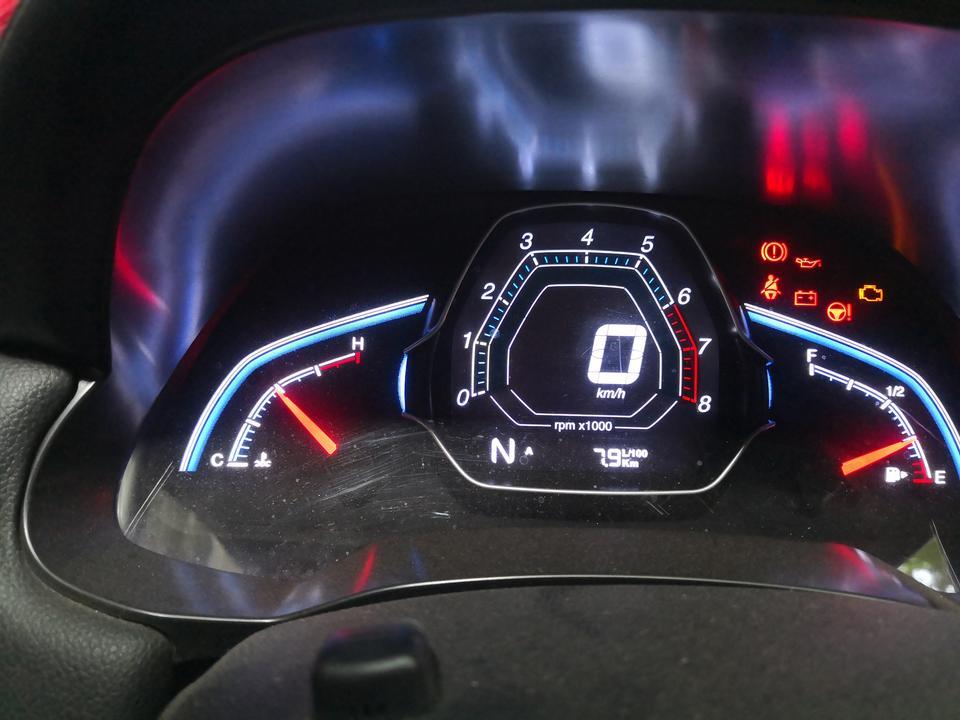 u5 suv-购车总价 | 当时买没优惠指导价裸车8.18万买的，送了 贴膜 脚垫 挡泥板 抱枕
同级对比 | 同级别感觉后排空间最大 驾驶位后放两格 后排腿部空间都够用
故障吐槽 | 新车味道大 速度上120以上隔音不好 后排空间大了后备箱就小了 没办法
驾驶体验 | 动力一般1.6L就那样了 方向很轻 很好用  减震偏硬 前排还行 后排颠的幅度大
颜值 | 大灯很喜欢 座椅都是仿皮的 还可以  也没包坐垫坐着挺舒服
保养维护 | 首保以后没去过4S店 已经关门了 西安只剩一家4S店了
油耗 | 城里8