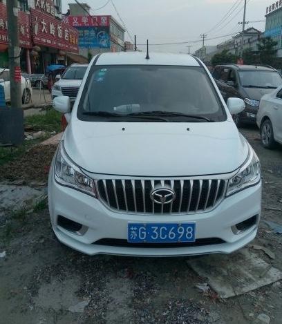 同级对比 | 之前也看了下五菱宏光S，两车一对比就觉得红光外观确实不咋的，不如英致耐看，有气势。
购车总价 | 裸车价格4.6万吧，全办下来6.5万，这个价格也还不错。
颜值 | 外观绝对可以算是大气的，同价位的车，样式比较洋气的也就是这款了，流线也不错，喜欢大灯的设计。
内饰 | 内饰方面虽然是硬塑料的设计，但是说实话，这个价位的车，这样的内饰也不错了，感觉内饰的纹理不错的。
