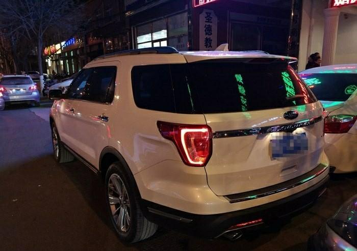 探险者(进口)-购车总价 | 探险者汽车裸价在40万，我主要看中这是款中大型的汽车，适合大个子。
同级对比 | 买车时我还特地了解下奔驰c级，价格相差不大，总觉得太小了，最后还是买了福特探险者。
空间 | 空间相对来说，比较让我满意，比起小型轿车是非常大了，坐着也舒服。
驾驶体验 | 体验感觉不错，主驾驶椅子舒适感很好，开车不会被挡住视野，看的开阔。
颜值 | 颜值很高大上，特别是我买的白色，特别喜欢，黑色觉得有点深沉了。
油耗 | 油耗还可以吧，基本上保持在10L左右，对我的负担也不是很大的，油耗对得起