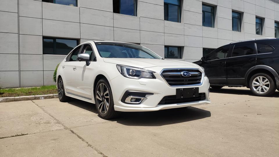 奔驰c级amg-购车总价 | 裸车24 全下来278000
同级对比 | 看了奔驰C260 gla220 宝马三系 英菲尼迪Q50l
雷克萨斯IS  只有斯巴鲁和雷克萨斯是原装进口车 别的都是国产的 进车里的味道一下就比较出来了 在就是细节做工   进口的国产比不了
故障吐槽 | 目前没有故障
空间 | 前排驾驶空间很大 后排比家里的森林人坐着要舒适
后备箱真的 放三个箱子还有很大空间
驾驶体验 | 驾驶体验就是 这玩意不就是个赛车吗 要动力有动力 要操控有操控 全时四驱 过弯很有自信
颜值 | 外观真的