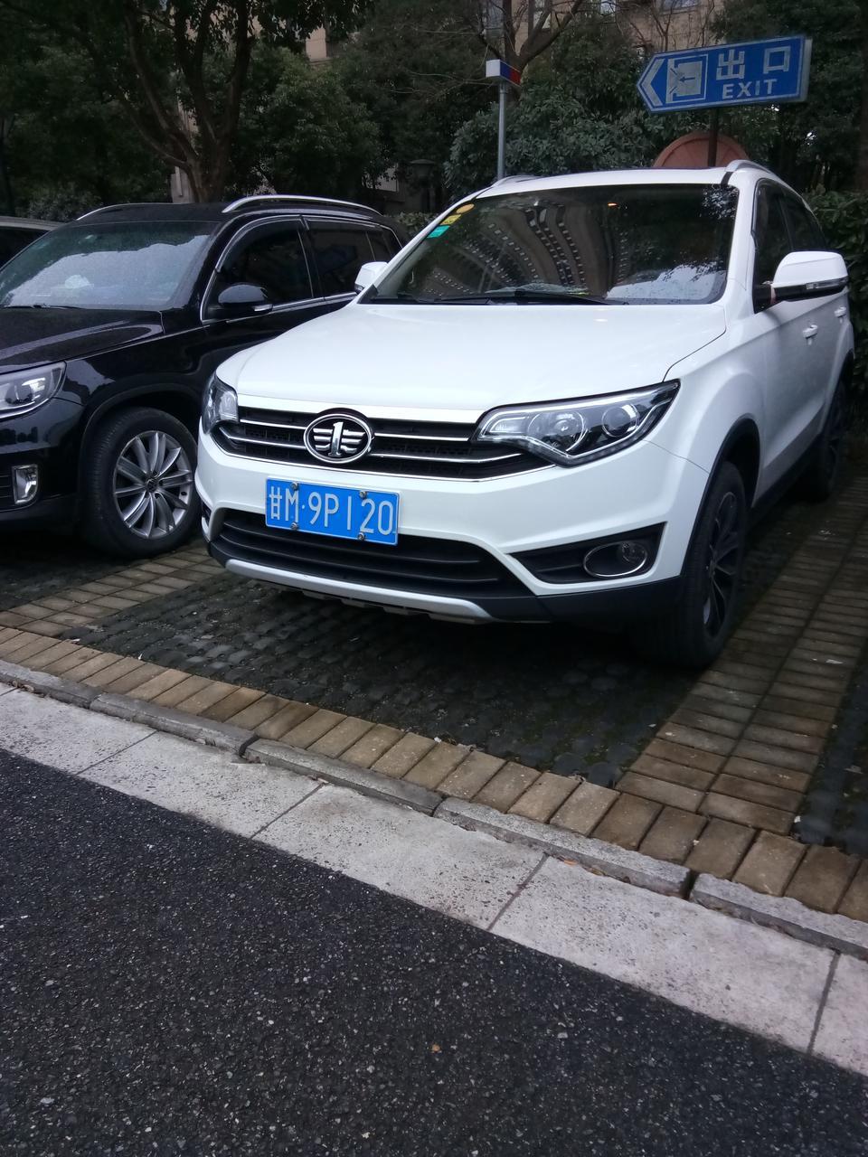 森雅r7-买回来三天防冻液没了???去4s店检测结果水泵坏了 从厂家发货到安装将近用了一个月时间  电脑显示屏在不平整的路面行驶有异响 转弯时座位有异响 高速行驶时发动机噪音太大 电瓶打铁线松动全车无电  导致两次抛锚在路上找救援搭电的