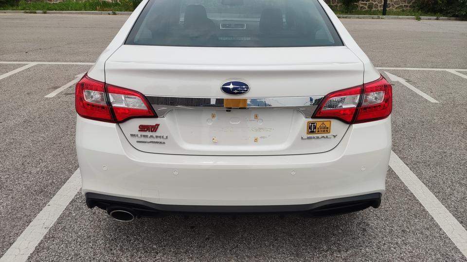 奔驰c级amg-购车总价 | 裸车24 全下来278000
同级对比 | 看了奔驰C260 gla220 宝马三系 英菲尼迪Q50l
雷克萨斯IS  只有斯巴鲁和雷克萨斯是原装进口车 别的都是国产的 进车里的味道一下就比较出来了 在就是细节做工   进口的国产比不了
故障吐槽 | 目前没有故障
空间 | 前排驾驶空间很大 后排比家里的森林人坐着要舒适
后备箱真的 放三个箱子还有很大空间
驾驶体验 | 驾驶体验就是 这玩意不就是个赛车吗 要动力有动力 要操控有操控 全时四驱 过弯很有自信
颜值 | 外观真的