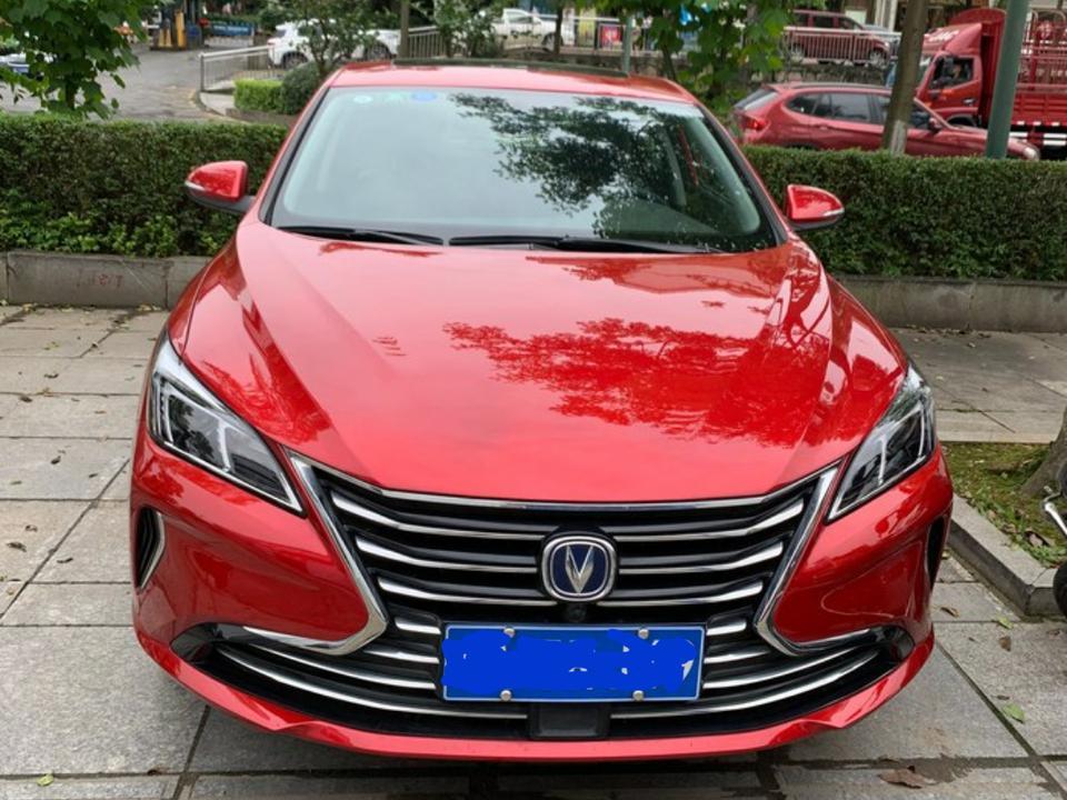 购车总价 | 裸车价格是6.2万元，保险3200元，购置税5270，车船税360，上牌300，落地价格是7.11万元，小车的性价比额非常高，
同级对比 | 买车的时候看了日产阳光。通过试驾发现阳光的质量不太好，感觉风噪比较大，另外抽屉比较轻，车速超过130码的时候有点飘的感觉。
颜值 | 逸动XT 的外观设计比较漂亮，尤其是后尾部的设计，动感的后尾灯和非常圆滑的臀部。给人一种特别时尚的感觉，
空间 | 这辆车的空间还是比较不错的，毕竟整个车的长度达到4500mm，轴距能达到2660mm。所以说空间没得说。