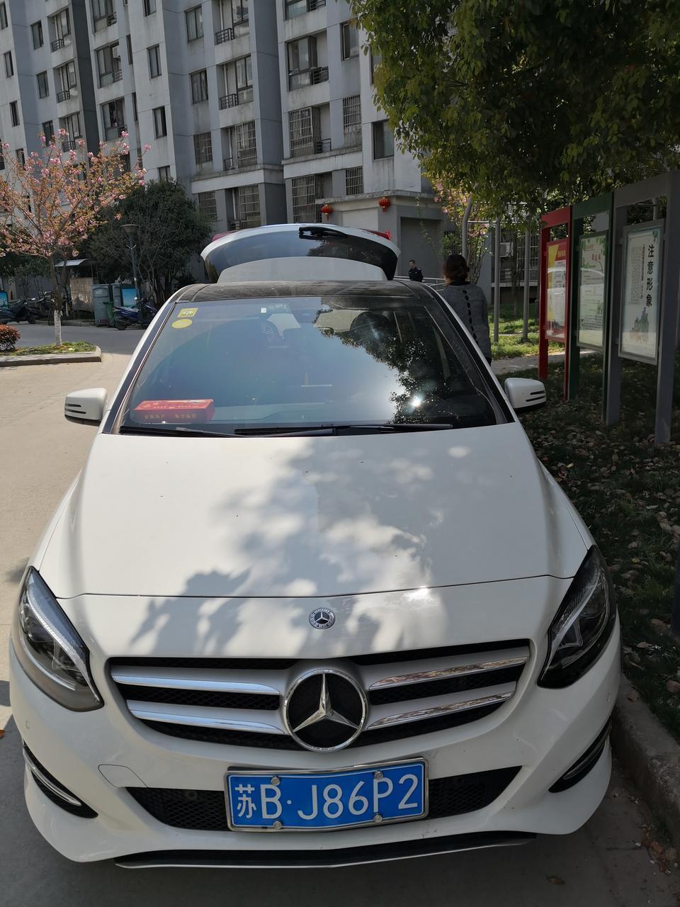 奔驰b级-购车总价 | 当时买B200的时候裸车价在25.6万，最终落地价格在26.8万，当时新上市没什么优惠力度
同级对比 | 买时还考虑了途安和杰德，后来还是认为德系车的质量有保证
空间 | 前排空间还不错，后备箱很大储物能力很强，后排座椅有点短，坐三个大人有点挤
油耗 | 买完车就回了趟老家来回500公里，高速油耗8个左右，平时上下班在9.5左右，稍微高了一点
颜值 | 外观很满意，线条时尚，细节方面处理的比较精致，家庭休旅车的很好的选择
