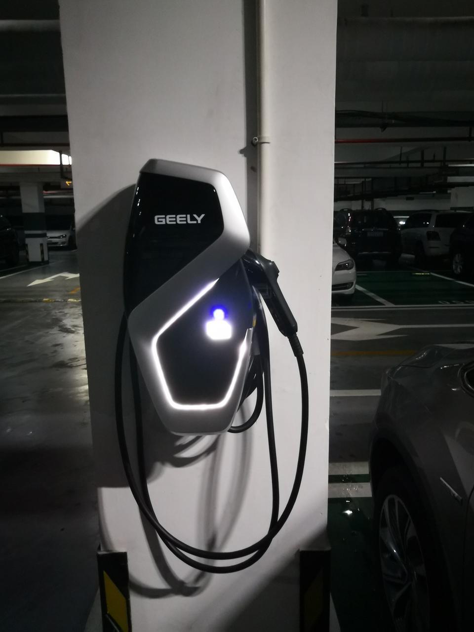 购车总价 | 裸车182800，加上7座1000元，爱享包5000元，一共188800，数字吉利，再加上保险上牌乱七八糟的，落地196000
同级对比 | 其实对于我来说选择的空间不大，就是想要一辆插电混动的MPV，这样看来，传祺GM不但没插混，而且太商务，宋妈内饰不好看，尺寸也不大，奥德赛也没有插电混动的，大捷龙就贵的飞上天了，这样一看，嘉际无论是在功能上还是外观内饰上都是首选，加上价格合适，就成为了不二之选了。
颜值 | 外观上，我要的是莫勒海滩银，其实我更喜欢那个深灰色，但是PHEV只有银白蓝三色可