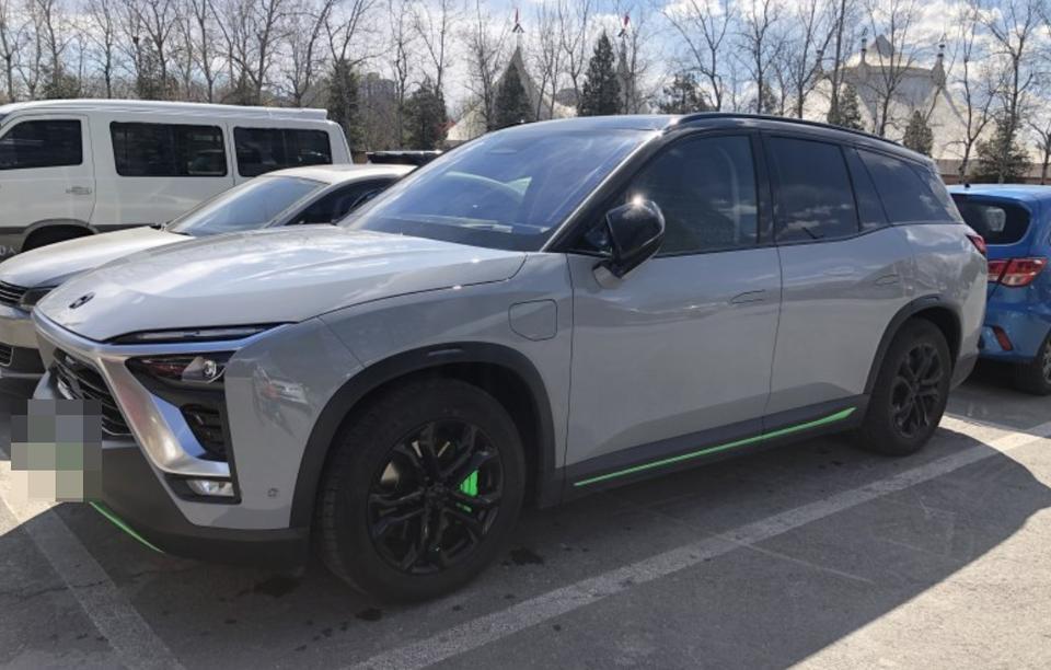 蔚来es8-购车总价 | 裸车44.6万，交了10000多的保险，加起来不到46万。
同级对比 | 买这车的时候最让我纠结的就是ES6和ES8之间选谁了，ES6确实性价比高，相似的配置下售价相差不少，因为家里人比较多，最终就选择了7座的ES8，空间不是一般的大。
空间 | 空间只能用惊人来形容，后排座椅全都放倒，能躺下三四个人了。
驾驶体验 | 操控感很舒适，转弯掉头很利索。我最喜欢的就是这辆车的刹车了，制动预警很灵敏，有一次我都以为要撞了，没想到竟然刹住了。
续航 | 我上班开不了多久，回家就充上了，不