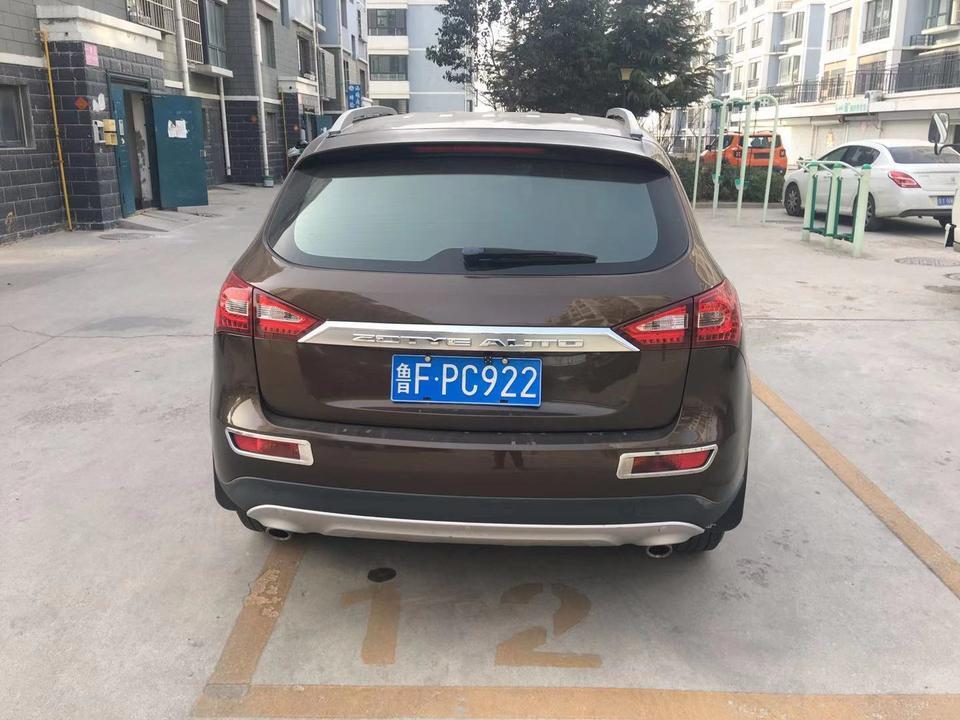 众泰t600-从买车到现在已经四年了，跑了八万多公里了，总体来说对自己的小六比较满意，外观大气，内饰沉稳，是自己喜欢的风格，缺点也不少，塑料件老化比较快，车友说的各种异响也陆续都出现过，最尴尬的是过保以后出现问题，对于刚买车的人来说，避免不了改装一番，简单的装饰必不可少，什么内饰条，灯光，都简单的改了一下，综合油耗还可以接受，我的是1.5t的，动力有点弱。对于人生中的第一辆车还是感觉不错的，