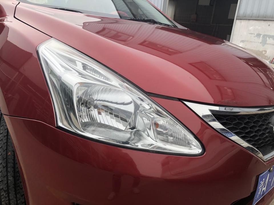 骐达tiida-购车总价 | 日产这车裸车10万，落地价12.8万，大多数日产车都比较贵，但是我买的这款性价比不仅高，而且车型我也喜欢
油耗 | 骐达这个车百公里市区内油耗是6点3左右，一般人们买车都看重车的耗油，这款车真的是比较适合我这种上班族开，这车我还没有跑过高速，也不知道耗油咋样，但是肯定低于市区。
内饰 | 这车内饰从我的图中都可以看出来，黑灰色的搭配，非常低调，而且车内的装饰我也比较喜欢，属于简单风。新车异味几乎没有，只是淡淡的味儿，异响目前还没有发现，无任何杂音
同级对比 | 其实刚开始看重
