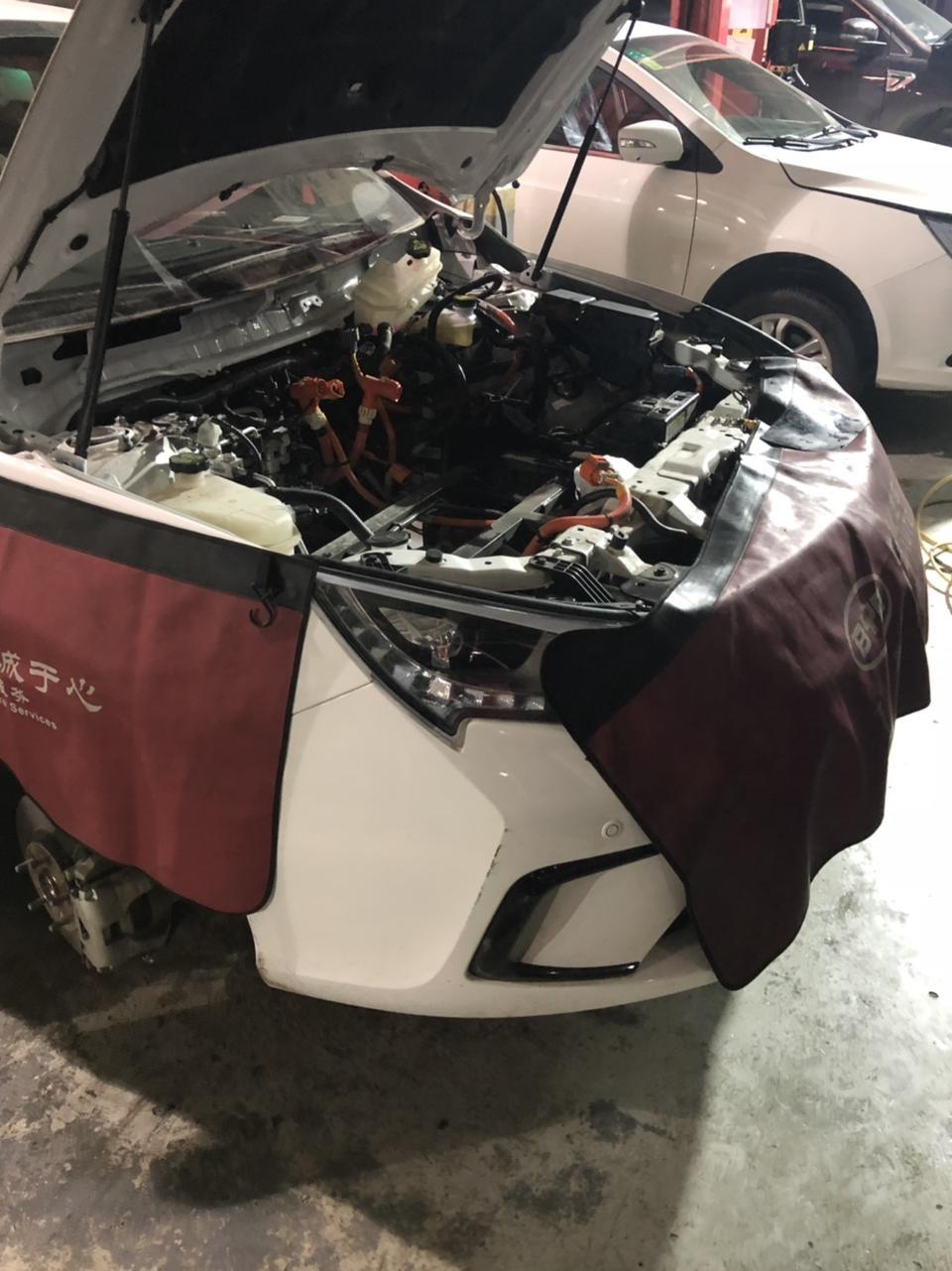 比亚迪秦EV450，2018年8.30日购于杭州迪信比亚迪，拱墅区石祥路，12月1日发现电机漏冷却液，车开4S店去就拆了扔在一边，为了不让我把车开回来，我坏的是电机，却把我控制器拆了。我自己要求提回来都不行，强制扣留，都不知道这车还有什么大问题。宣传的能跑400多，冬天开暖风续航最多200。要买比亚迪的注意了，质量、售后，买了绝对后悔