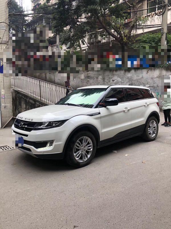陆风x7劲越-我是在2017年9月提的这辆X7,裸车13万左右,落地14万。买车时对比了哈弗h6,咨询了一下车友会里同开h6的朋友,发现有些小问题美中不足,去看车时,被这辆X7的全景天窗深深吸引住了,对比配置,我选择了X7,到现在两万公里,车况很好,很满意。
#油耗满意 提车到现在一年多了，油耗方面挺满意的，市区跑有点费油，高速上就轻松很多了，大概8个到9个油，油耗控制还是可以的。
#外观满意 陆风X7让人越开越喜欢，回头率很高，前脸非常时尚，前嘴也非常硬朗，车尾线条很流畅，很漂亮。
#乘坐空间宽敞 外面