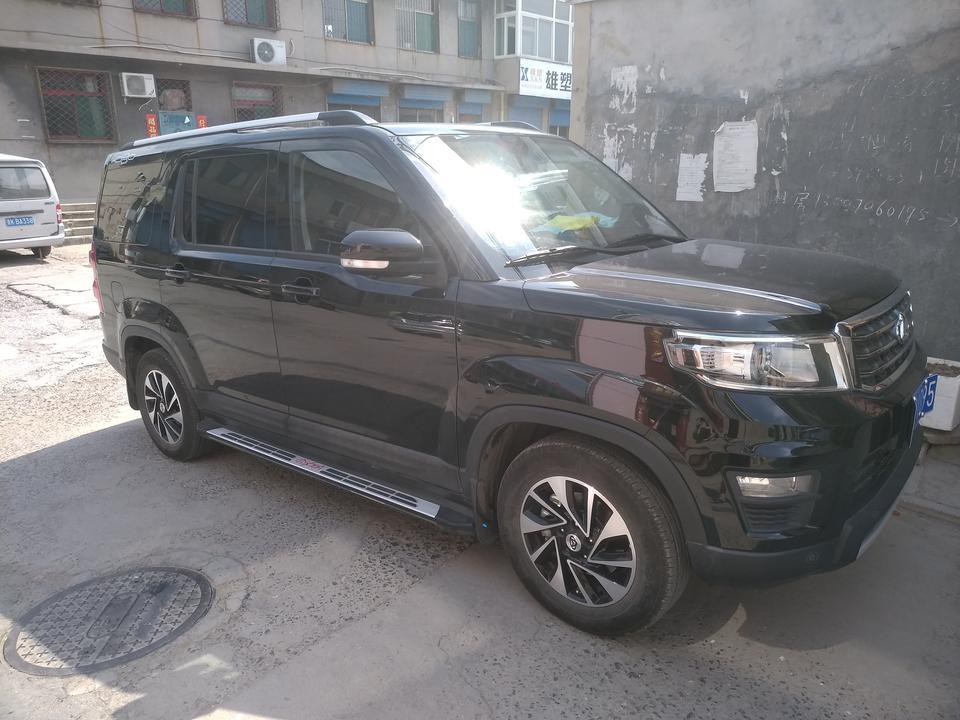 长安欧尚x70a-购车总价 | 有旧车置换补贴5000元。还有发布会订车优惠1000元。购车总价66,900元。
同级对比 | 因为个人用途是拉货，所以我的购车标准是手动，自吸，后驱，空间大，不喷字，能贴膜，交警不拦，价格还要低，要车成本更要低，这款是我的标准里配置最高最舒适的一款，没有之一
故障吐槽 | 顶配耗电快。新电池，车放在原地三天就亏电了。
空间 | 大！大！大！比神车h6, 窄4公分，高15公分。地板纯平，车身四正，空间利用率大。
驾驶体验 | 首先舒适度能达到十万元级别，起步容易前窜，没有感