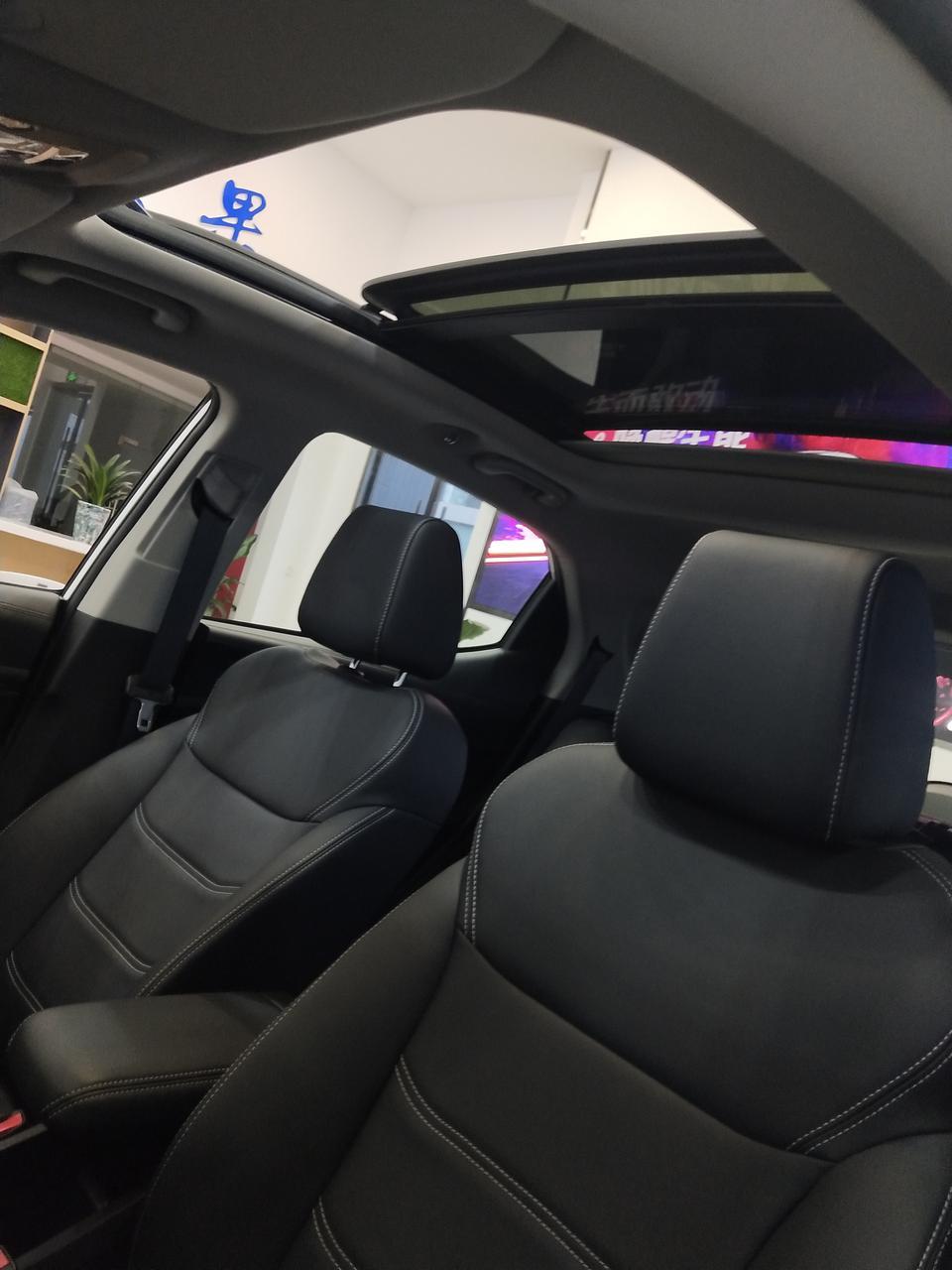 前段时间去店里看了比亚迪S2，提前交了预订金，昨天新车上市，又去店里看了一下实车，看中了带天窗的最高配置，但是店里的工作人员告诉我，这辆车已经被别人定了，一时也调不来这款配置，顿时那个心呀，哇凉哇凉的，因为实在是相中这款车了，就跟工作人员商量，说加价5000元，你们卖给我可以吗？但是就是不同意，说是什么规定，对上一个订车的不公平，我还能怎么办，只能妥协了呗，买了款不带天窗的，低一点配置的，好气哦，但是又想要，啊啊啊！接受了之后，感觉不带这款配置的还是挺不错的。带大家一起看看吧！
颜值 | 英姿飒爽的车身，