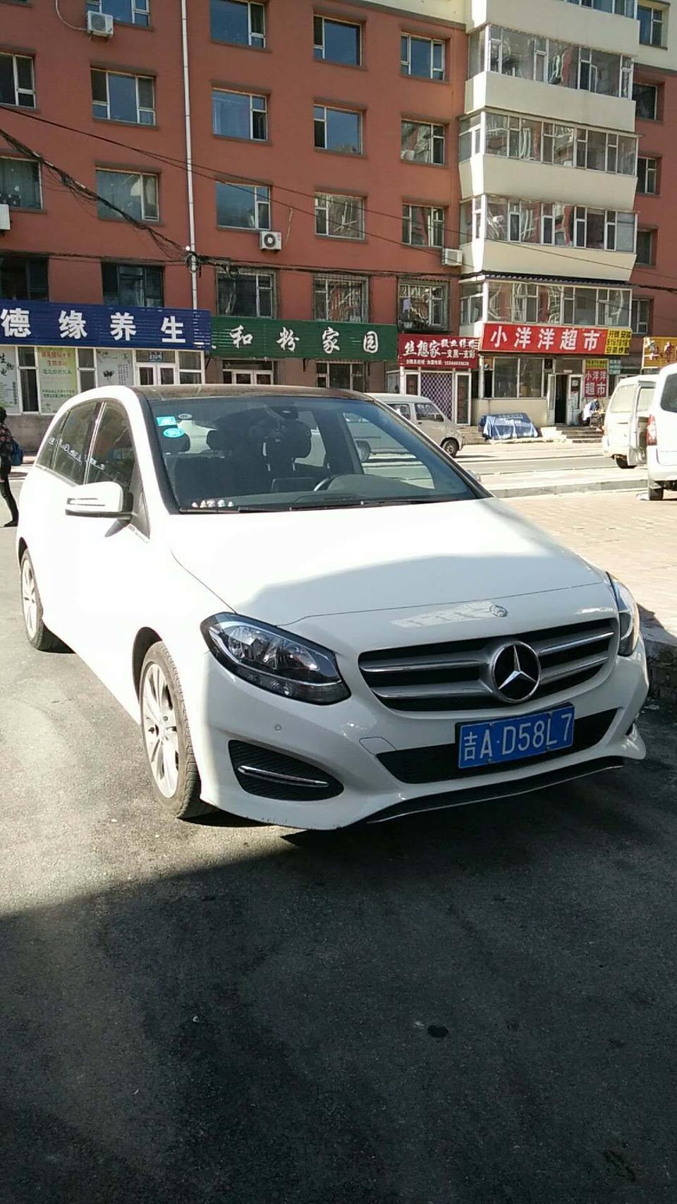 奔驰b级-奔驰车话不多，说动力非常强进起步非常快，具有良好的推背感和驾驶体验感。行驶中操控性非常强。加速非常快，超车非常非常的好。车内空间很大，坐起来也非常舒适，智能调节座椅，更显奢华。外观非常漂亮，线条非常的完美，适合中年及年轻人特别是女士。当然啦，缺点也是有的。两厢车的通病都是载物能力差后备箱的空间非常狭小，装的东西非常少。