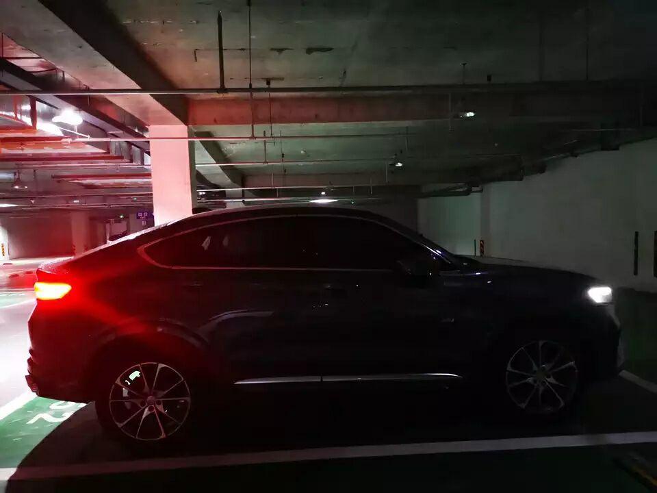 星越phev-同级对比 | 本来星越和途岳，准备两者之间买一辆的，星越发动机是1.5t的，途岳是1.4T的，途岳马力没有星越的高，而且星越这款是新能源，用电的话基本不费油！然后星越新能源的开门预警功能很不错！还有自动泊车功能。配置太好，就买了星越新能源。
购车总价 | 刚提车一个月，裸车20万，全款下来付了22万。
驾驶体验 | 动力给力，方向盘轻重合适，驾驶起来手感很好，而且倒车的全景摄像头很清晰。底盘悬架效果很好，走在不好的路上，一点也不颠簸，刹车也不软，反应特别快。
颜值 | 外观和我心意，特别是前